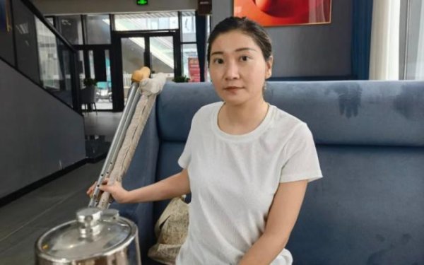 股票入门网 被丈夫推下悬崖六年后，当事人终于等来离婚案开庭