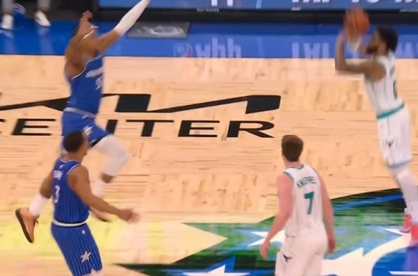 股票配资官方我 好运开始？布里奇斯中线接球直接轰进神奇压哨三分球