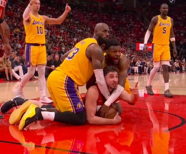 正规配资平台官方 包夹父子兵！申京转身到内线被两个詹姆斯联手防下来了！